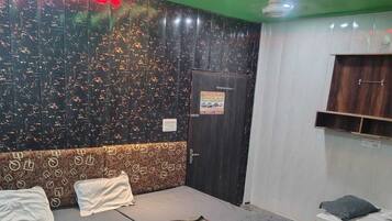 Classic Room | Free WiFi, bed sheets