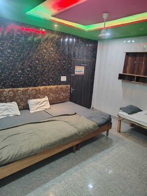 Classic Room | Free WiFi, bed sheets - Shri Laddu Gopal Dham (Chhatikara)