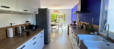 雪櫃、微波爐、焗爐、爐具