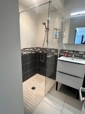 Douche, sèche-cheveux