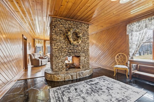 Cozy & Spacious 4BR Home | Sleeps 10 to 14