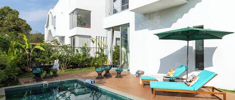 สระว่ายน้ำกลางแจ้ง