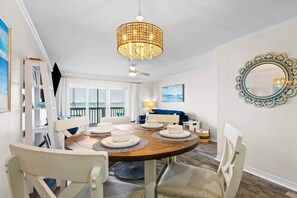Dining - Sunset Caye: Beautiful Views, Kayak, Pool & more! (Escambia County)