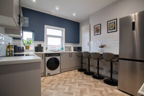 Fridge, microwave, oven, stovetop - 1B Britannia Apartment  -  an apartment that sleeps 5 guests  in 2 bedrooms (Wallasey)