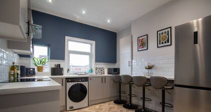 1B Britannia Apartment - an apartment that sleeps 5 guests in 2 bedrooms