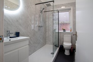 Shower, hair dryer, towels - 1B Britannia Apartment  -  an apartment that sleeps 5 guests  in 2 bedrooms (Wallasey)