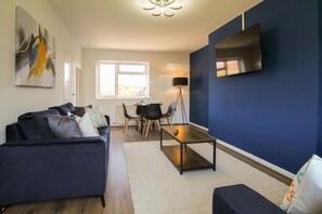 Smart TV - New Hey Road - sleeps 5 guests  in 3 bedrooms (Woodchurch)