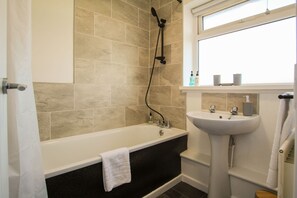 Hair dryer, towels - New Hey Road - sleeps 5 guests  in 3 bedrooms (Woodchurch)