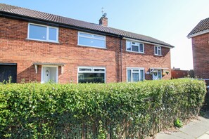 Exterior - New Hey Road - sleeps 5 guests  in 3 bedrooms (Woodchurch)