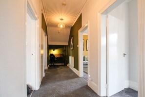 Interior - 1D Britannia Apartment - an apartment that sleeps 6 guests in 2 bedrooms (Wallasey)