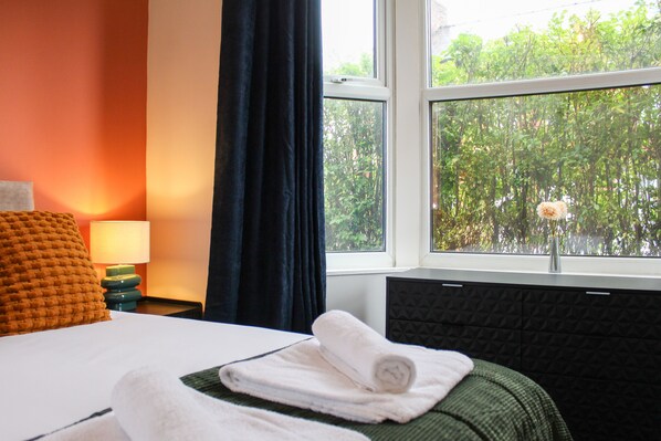 Room - 1D Britannia Apartment - an apartment that sleeps 6 guests in 2 bedrooms (Wallasey)