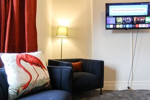 Living area - 1D Britannia Apartment - an apartment that sleeps 6 guests in 2 bedrooms (Wallasey)