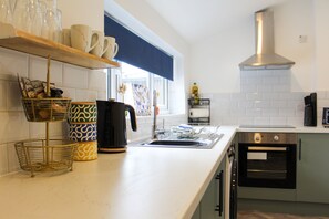 Private kitchen - 1D Britannia Apartment - an apartment that sleeps 6 guests in 2 bedrooms (Wallasey)