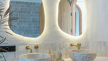 Vila Keluarga, pemandangan kolam renang | Kamar mandi | Pengering rambut, handuk, sabun, dan sampo