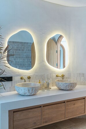 Vila Keluarga, pemandangan kolam renang | Kamar mandi | Pengering rambut, handuk, sabun, dan sampo