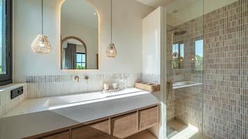 Vila Keluarga, pemandangan kolam renang | Kamar mandi | Pengering rambut, handuk, sabun, dan sampo