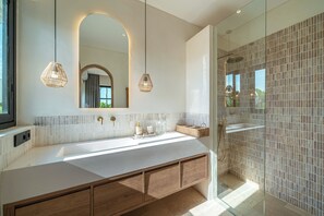 Vila Keluarga, pemandangan kolam renang | Kamar mandi | Pengering rambut, handuk, sabun, dan sampo