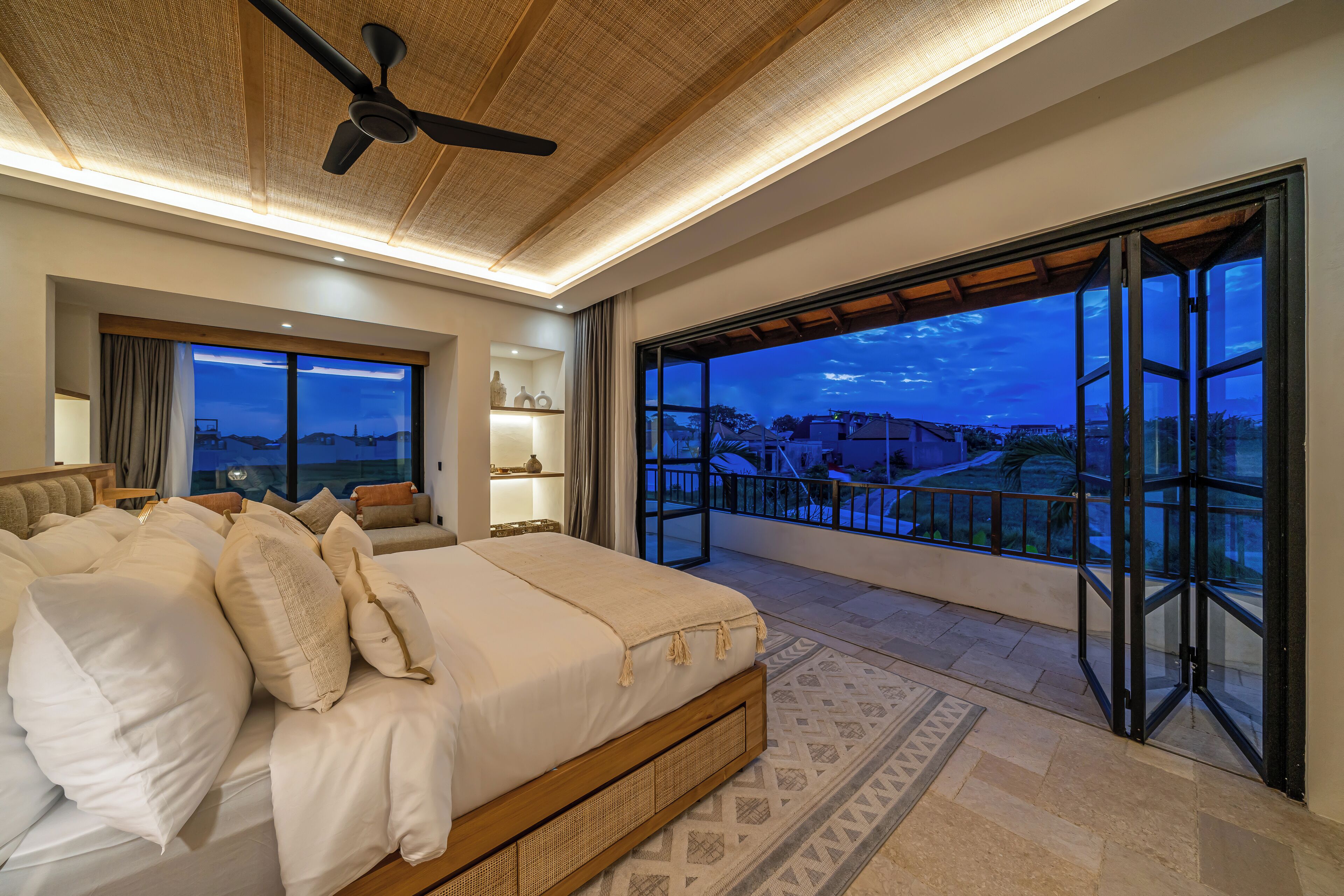 Vila Keluarga, pemandangan kolam renang | Brankas, meja kerja, ruang kerja ramah laptop, dan setrika/meja setrika