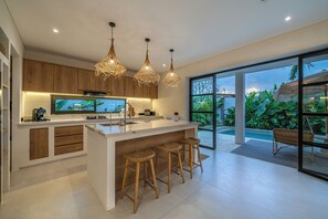 Villa familiar, vistas a la piscina | Cocina privada | Frigorífico, microondas, cafetera o tetera y hervidor eléctrico