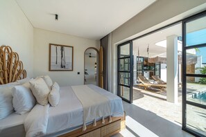 Familievilla - udsigt til pool | Pengeskab på værelset, skrivebord, arbejdsområde til bærbare computere