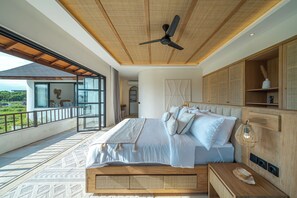 Familievilla - udsigt til pool | Pengeskab på værelset, skrivebord, arbejdsområde til bærbare computere