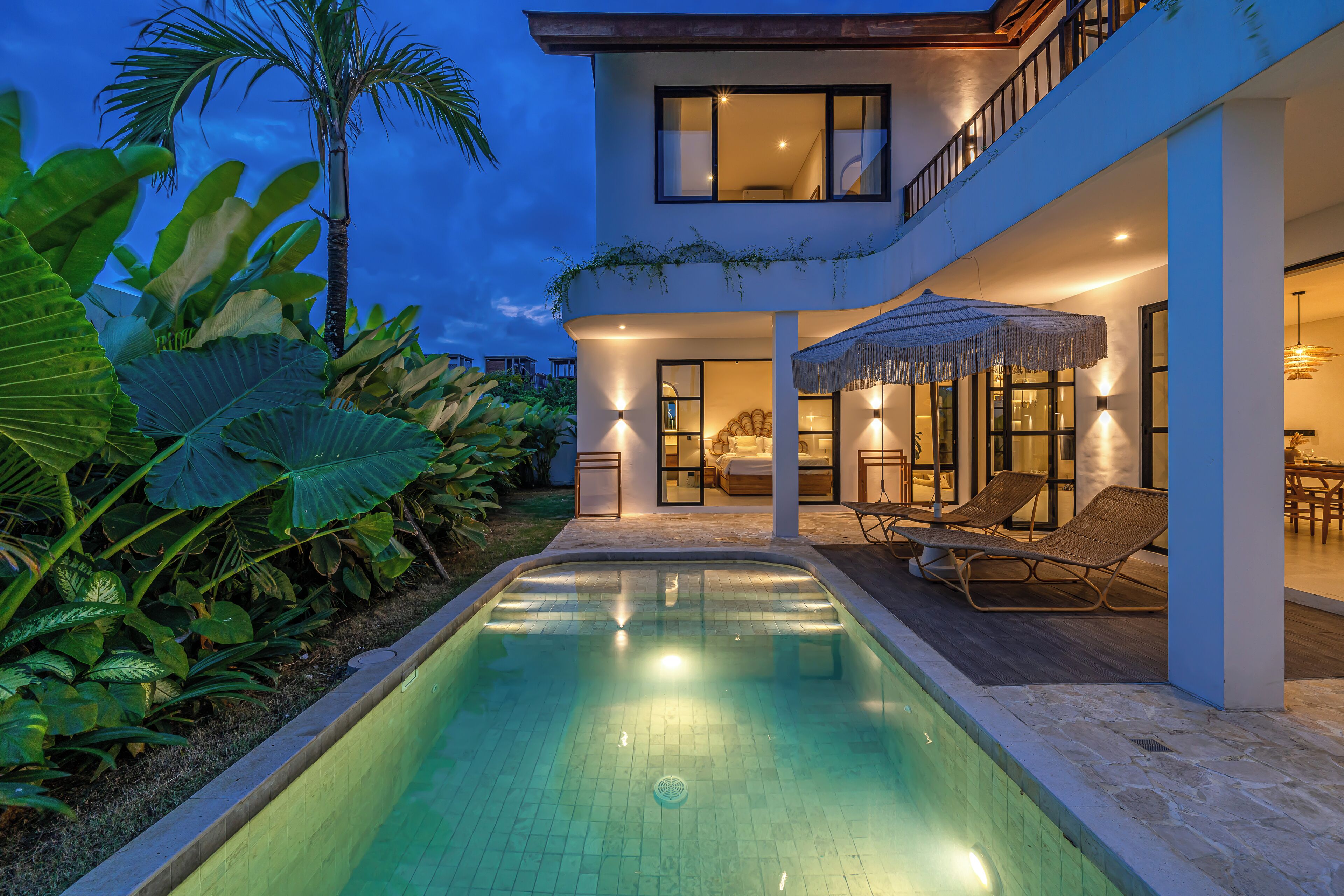 Una piscina al aire libre