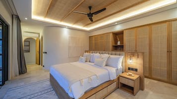 Vila Keluarga, pemandangan kolam renang | Brankas, meja kerja, ruang kerja ramah laptop, dan setrika/meja setrika