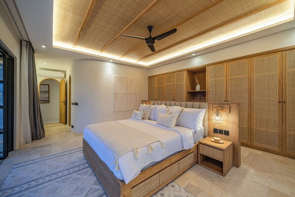 Vila Keluarga, pemandangan kolam renang | Brankas, meja kerja, ruang kerja ramah laptop, dan setrika/meja setrika