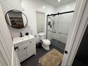 Chuveiro, secador de cabelo, toalhas de banho, sabonete