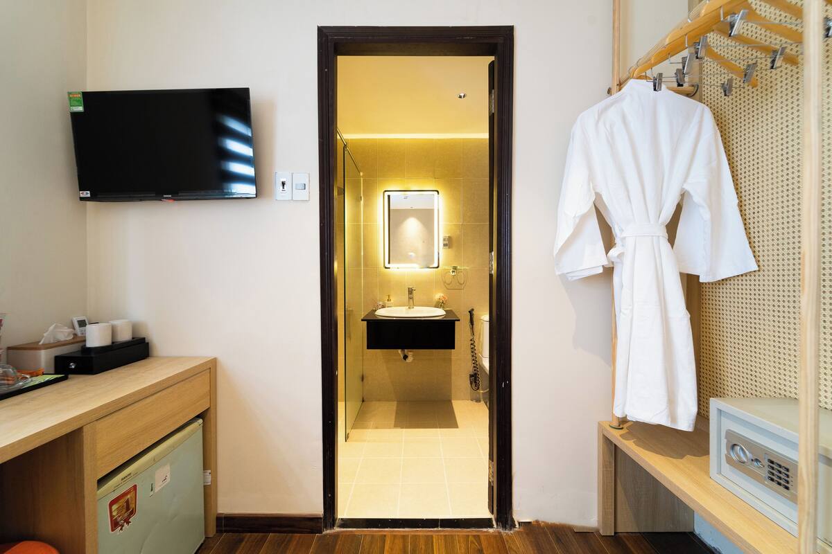 Quarto casal superior | Banheiro | Chuveiro, secador de cabelo, chinelos, toalhas de banho