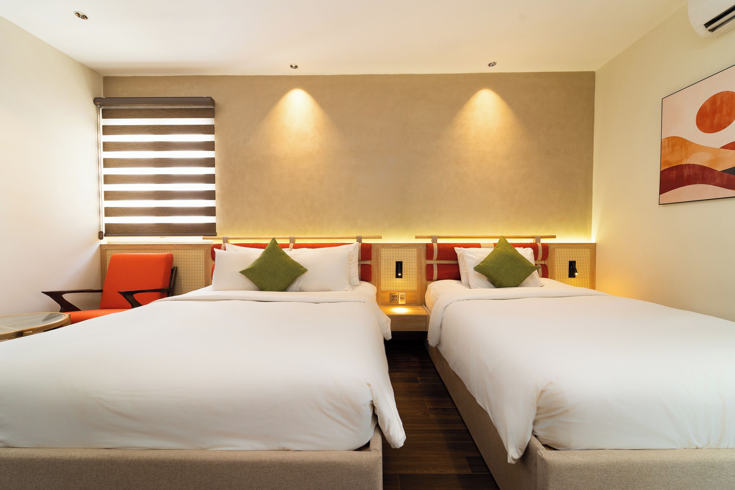 Habitación triple familiar | Caja fuerte, escritorio, cortinas opacas y tabla de planchar con plancha