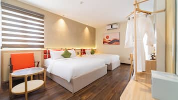 Familieværelse til 3 personer | Pengeskab på værelset, skrivebord, mørklægningsgardiner