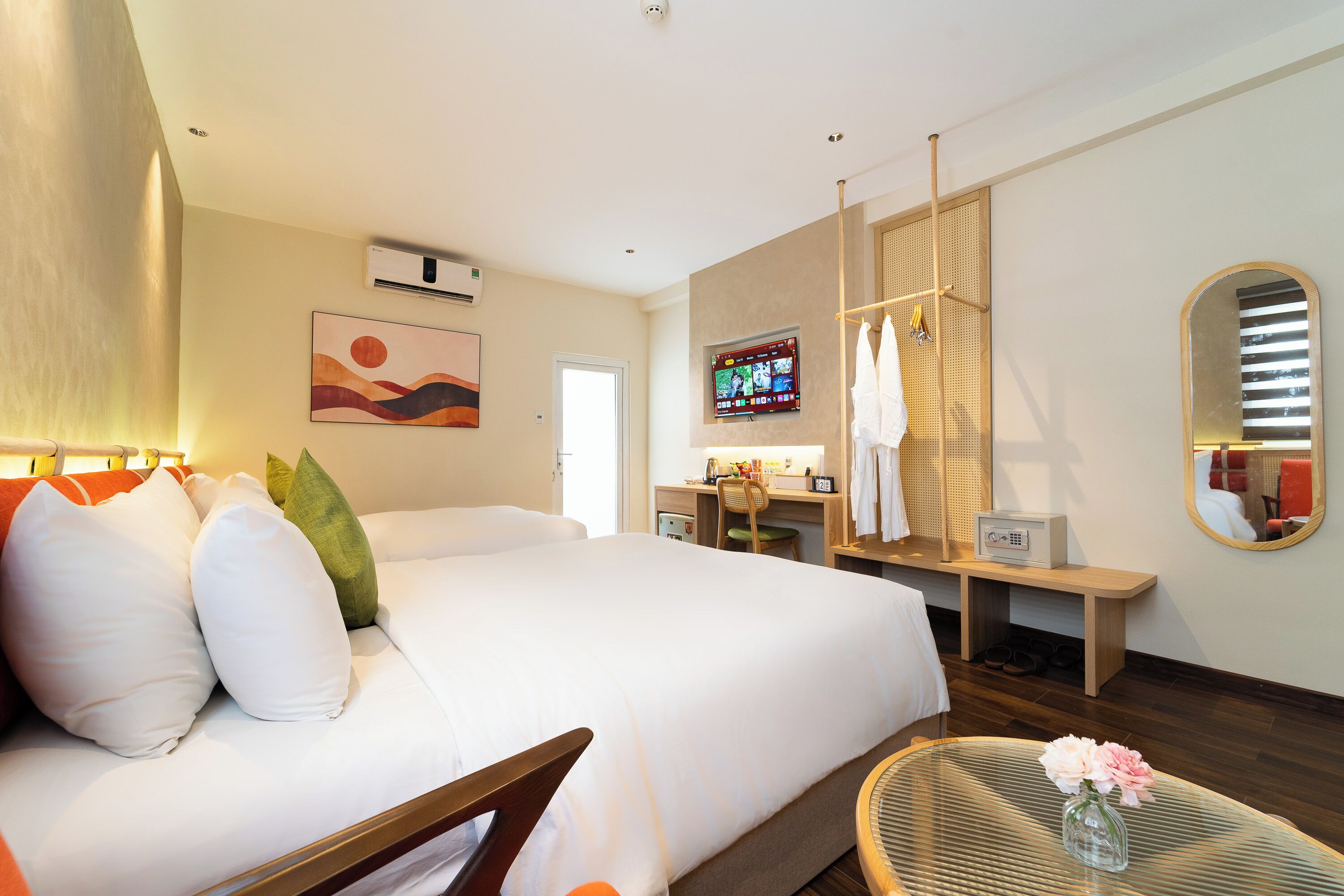 Quarto triplo família | Cofres nos quartos, escrivaninha, cortinas blackout