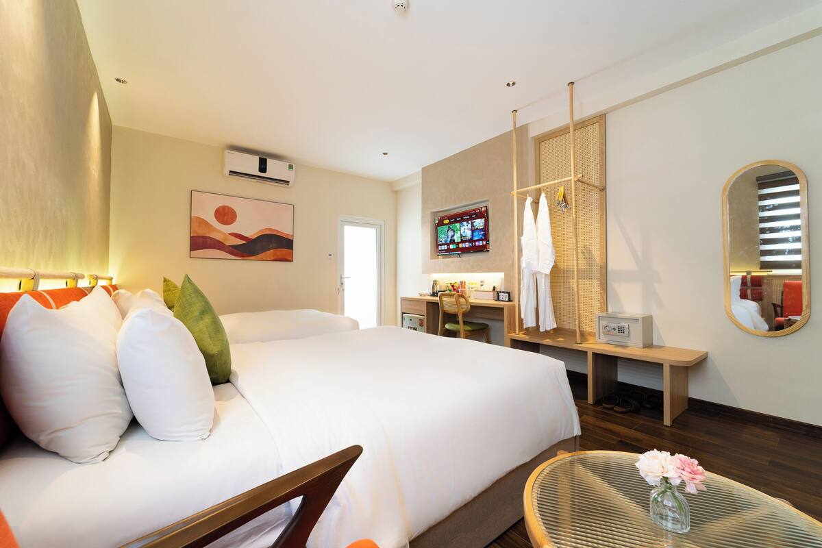 Quarto triplo família | Cofres nos quartos, escrivaninha, cortinas blackout