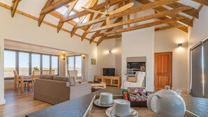 Alpehytte, terrasse, elveutsikt | Oppholdsområde