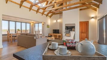 Alpehytte, terrasse, elveutsikt | Oppholdsområde