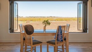 Alpehytte, terrasse, elveutsikt | Utsikt fra overnattingsstedet