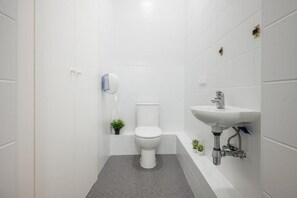 Toalettartikler (inkludert), håndklær, såpe og sjampo