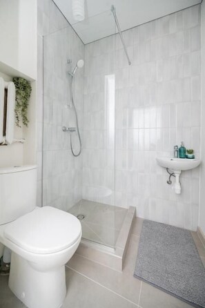 Double Room, Shared Bathroom | Bilik Mandi | Kelengkapan dandanan diri percuma, tuala disediakan, sabun, syampu 