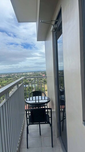 Outdoor dining - Lux 2BR Sky Condo with 24-hr Security, Fully Airconditoned & Basement Parking (Dasmariñas)