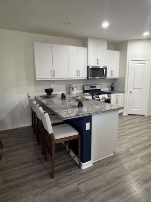 Cookware/dishes/utensils - Moreno Valley Retreat | Lake Perris & UC Riverside (Moreno Valley)