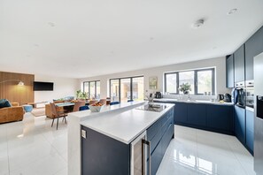 Fridge, microwave, dishwasher, high chair - Casa Honeybourne - sleeps 8 guests  in 4 bedrooms (Bournemouth)