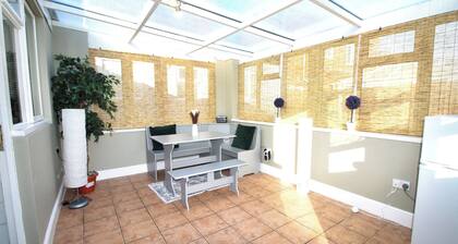 Large Bungalow - 3 Beds 2 Baths - Very Large Enclosed Garden - Dogs Stay Free