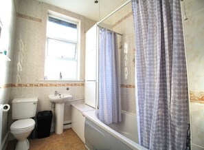 A bathroom with a toilet, sink, and bathtub. - Large Bungalow - 3 Beds 2 Baths - Very Large Enclosed Garden - Dogs Stay Free (Birmingham)