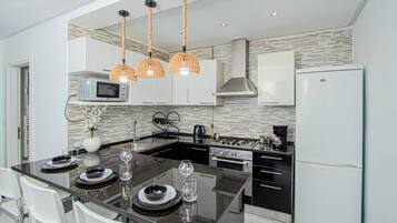 Fridge, oven, coffee/tea maker