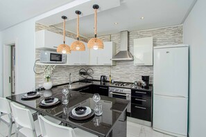 Fridge, oven, coffee/tea maker - Les Suites Jumelles Sea View – Gammarth (Gammarth)