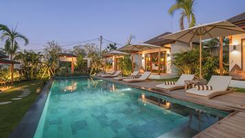 Außenpool, geöffnet von 07:00 Uhr bis 22:00 Uhr, Sonnenschirme