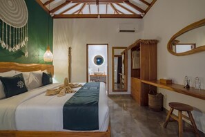 Deluxe-bungalow, näköala uima-altaalle | Tallelokero huoneessa, pimennysverhot, silitysrauta/-lauta