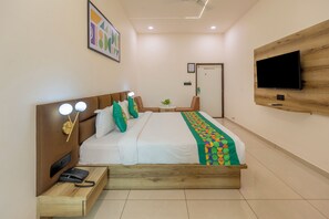 Deluxe Double Room - Treebo The Velvet (Gandhinagar)
