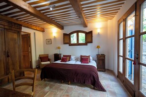 5 bedrooms, iron/ironing board, WiFi, bed sheets - Moulin Niras, a lovingly converted ancient olive mill in enchanting Callas (Callas)